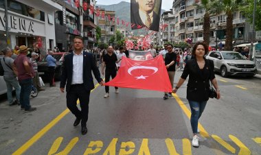 Manisa'da CHP’den   Bayram Yürüyüşü